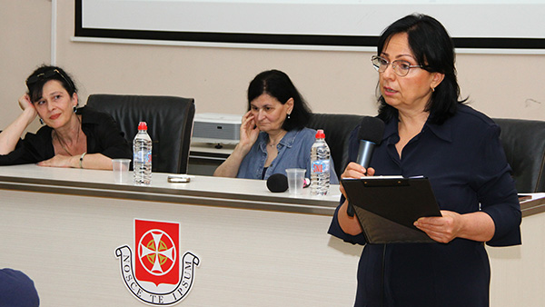 Academic Discussion on Artificial Intelligence in Education